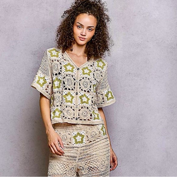 💚 Hello Gorgeous!! POL Button Front V-Neck Crochet Cardigan w/Contast Star - Picture 6 of 9